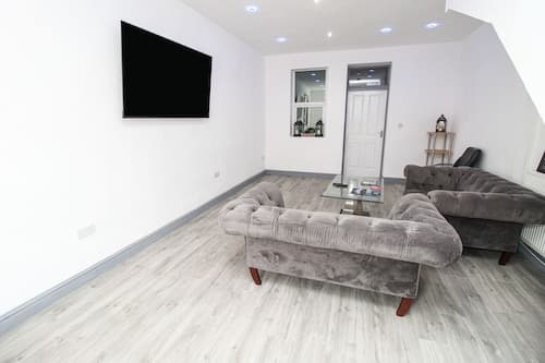 Private House Sleeps 9 With Wi-fi