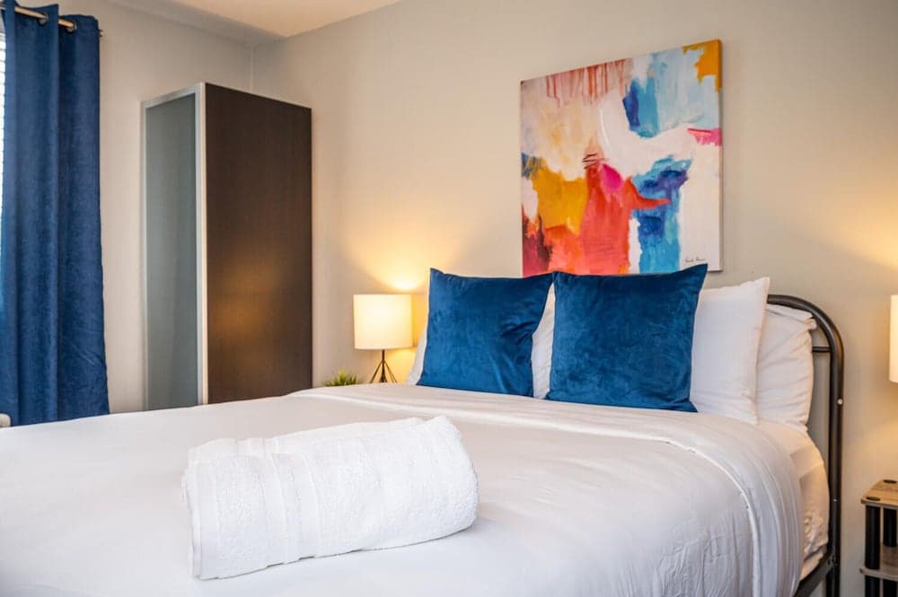 Downtown 2BR King Bed FREE Parking 1413