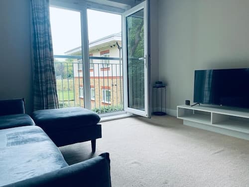 Stunning 2-bed Apartment in Crawley