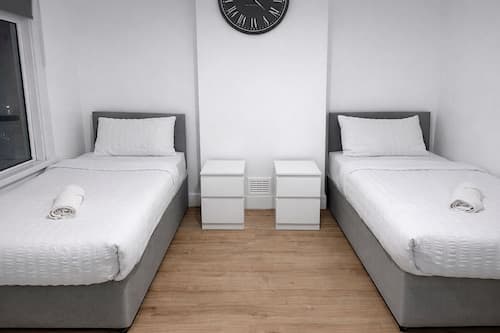 4-bed House in Enfield- Sleeps 8- Private Garden