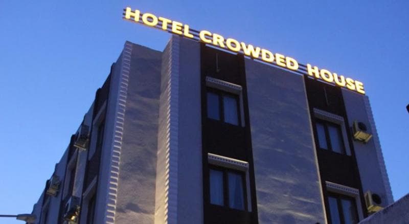 Hotel Crowded House