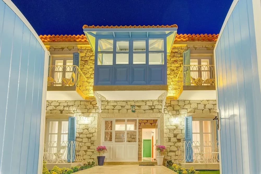 Konaklama yerinin ön cephesi - akşam/gece