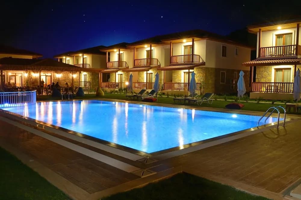 Konaklama yerinin ön cephesi - akşam/gece