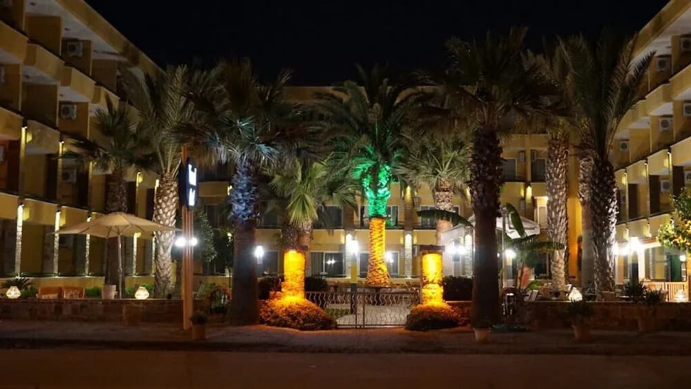 Konaklama yerinin ön cephesi - akşam/gece