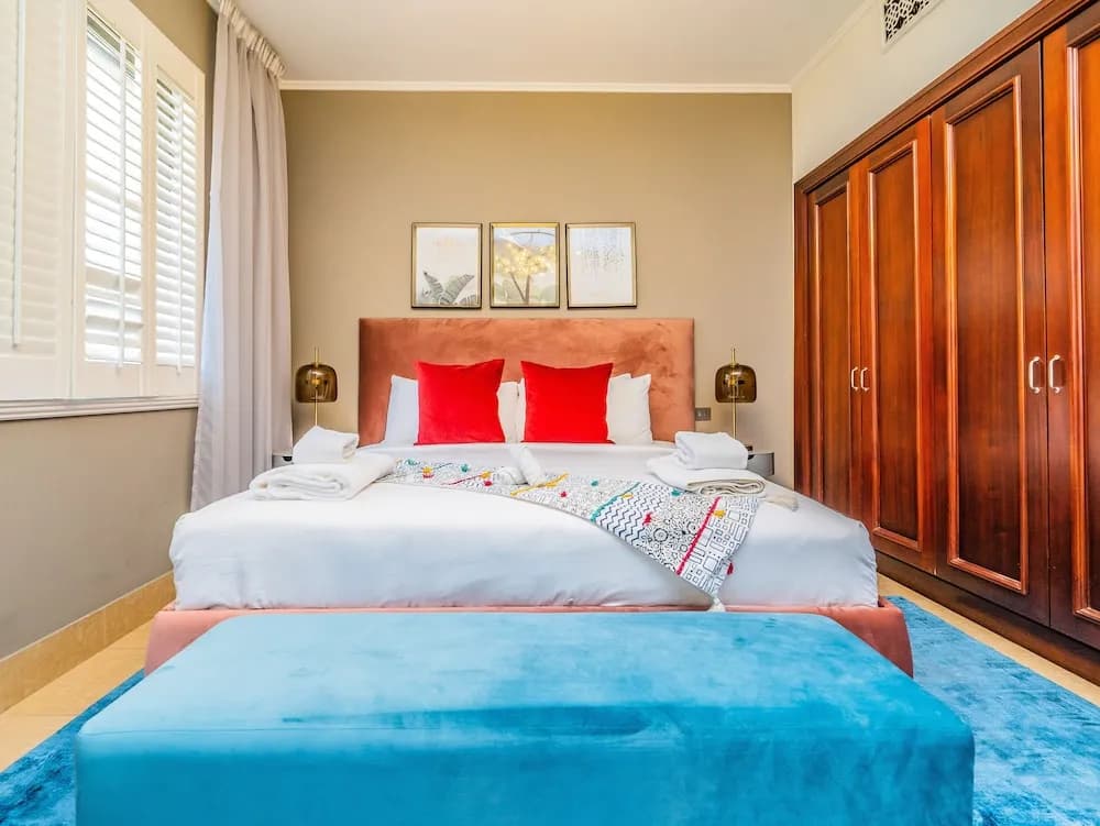 Colorful Apartment near Dubai Mall with Balcony