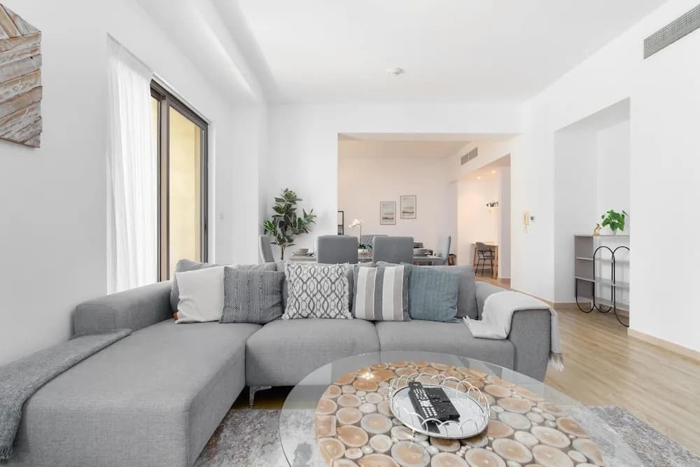 Whitesage - Magnificent Waterfront Apt, Steps From the Beach