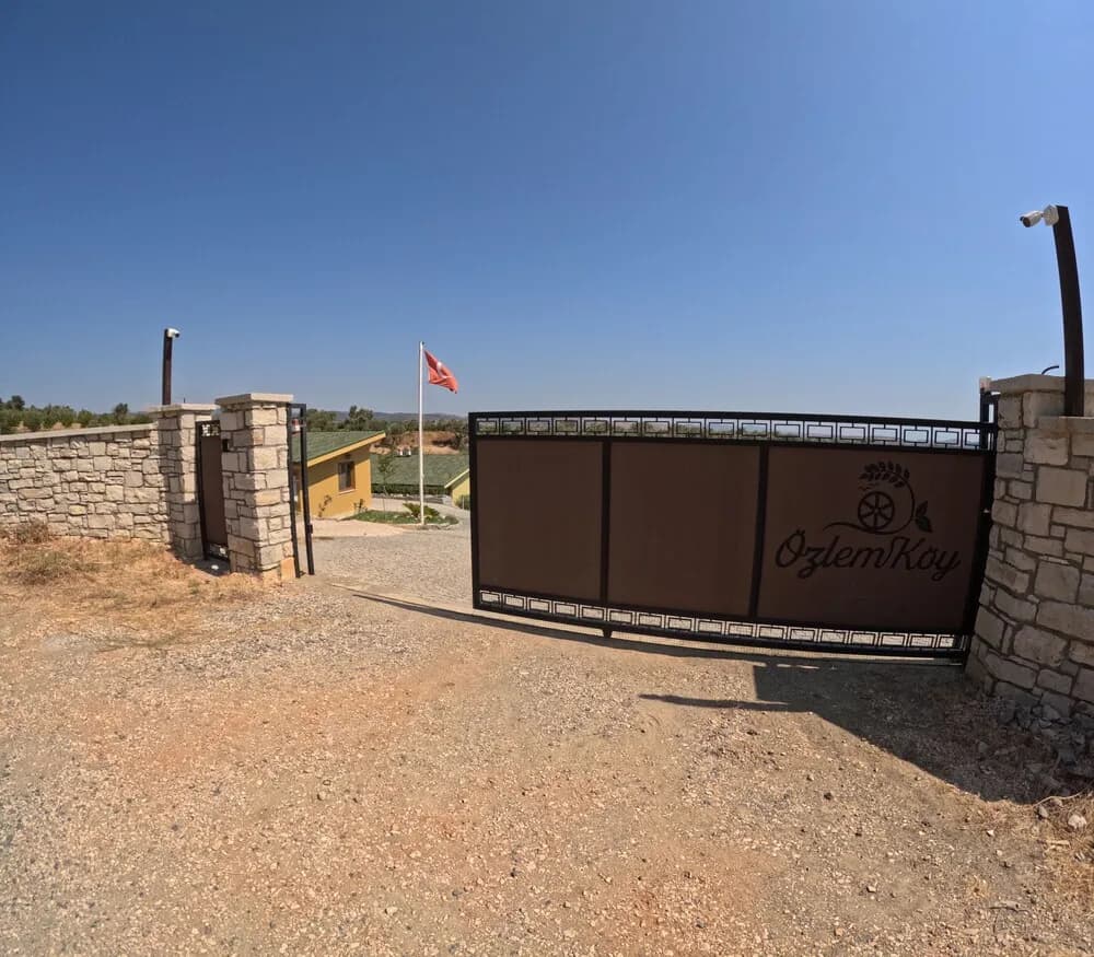 Konaklama yerinin ön cephesi