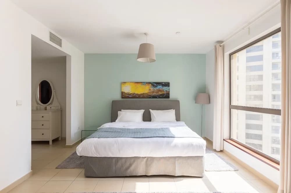 Spacious 1BR 5 minutes to beach
