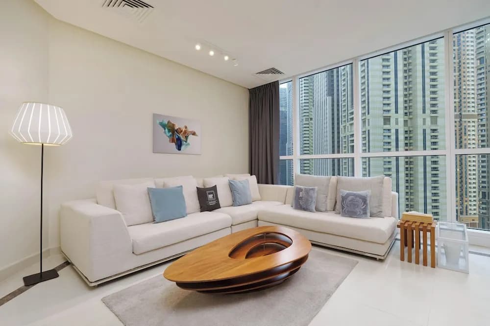 Maison Privee - Urban Apt in Dubai Marina w/ Partial Sea Views