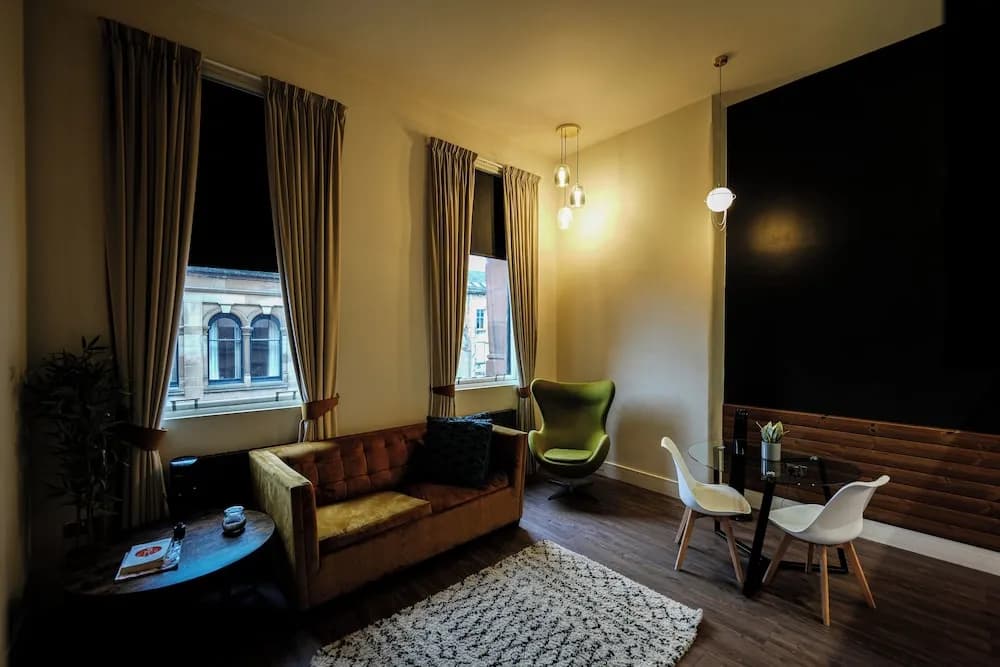 Revolver - Hostel