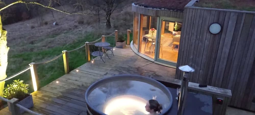 Luxury and Peaceful 1-bed Roundhouse With Hot Tub