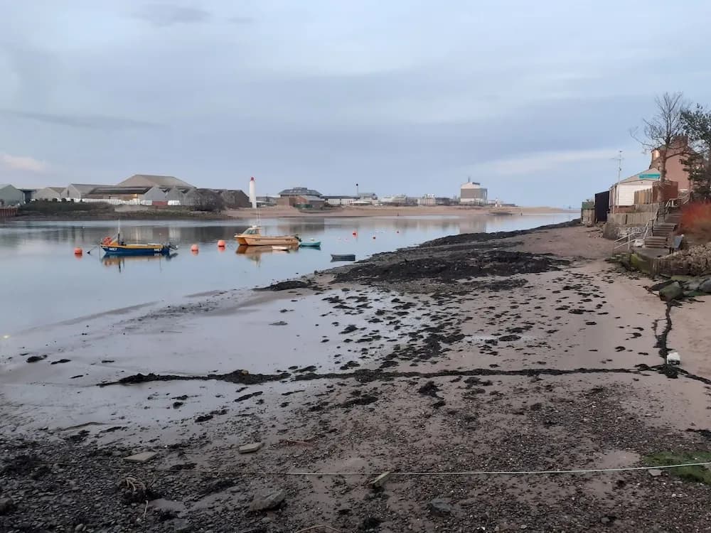2 Bed Apartment 2 Mins Walk Away From the Beach!