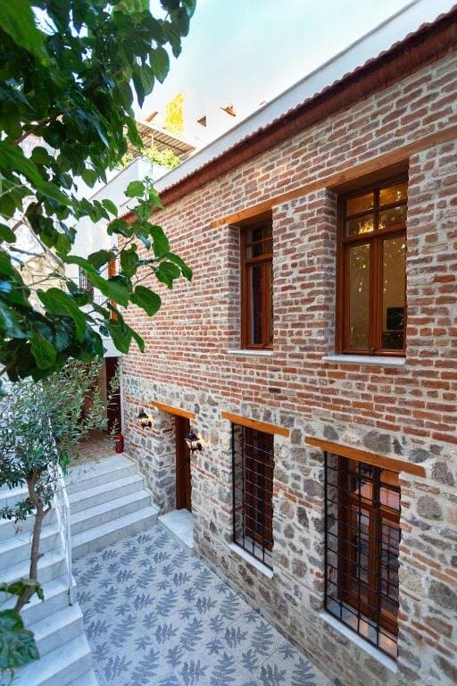 Zeytinli Taş Ev Konak