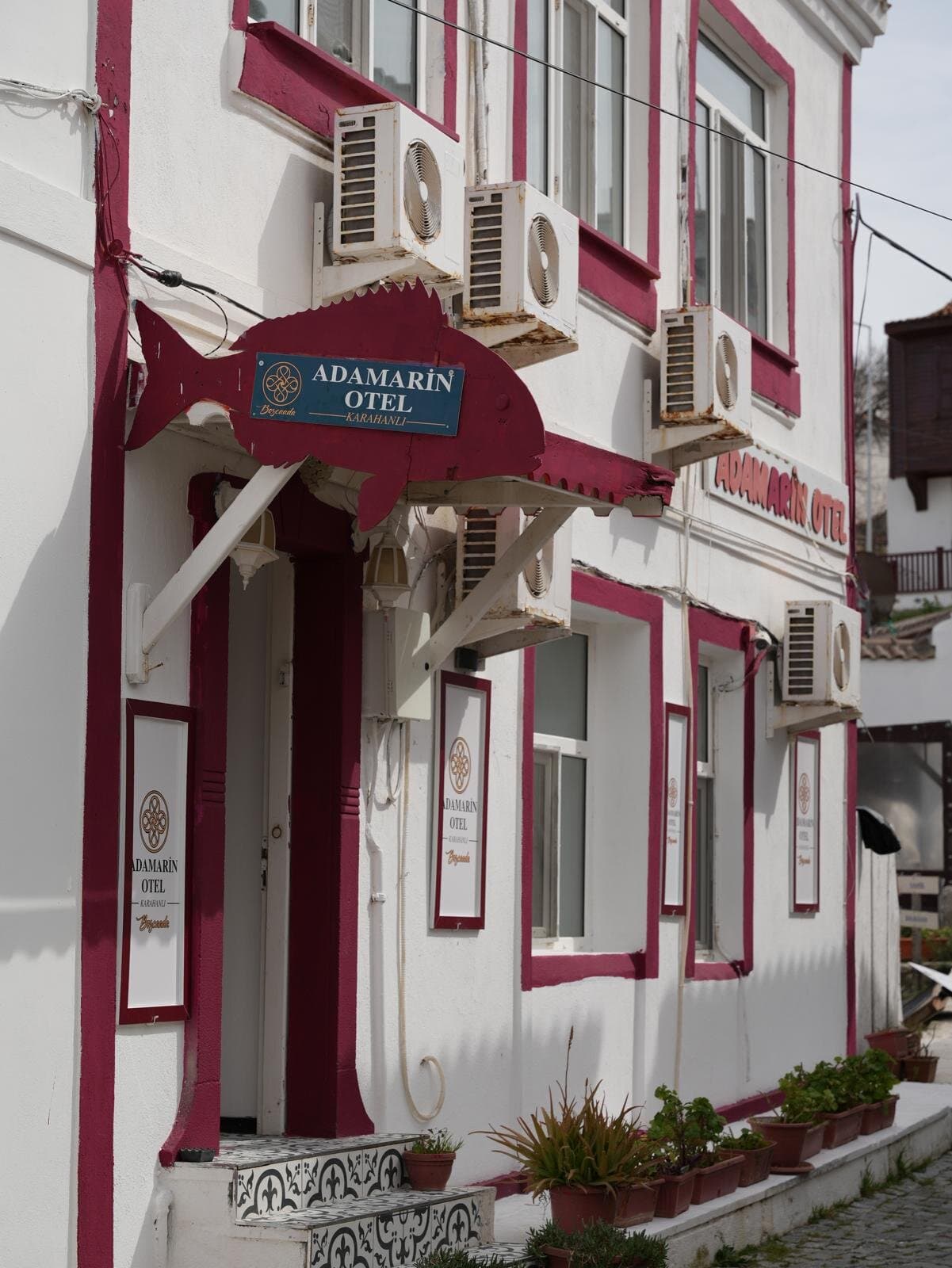 Adamarin Karahanlı Otel