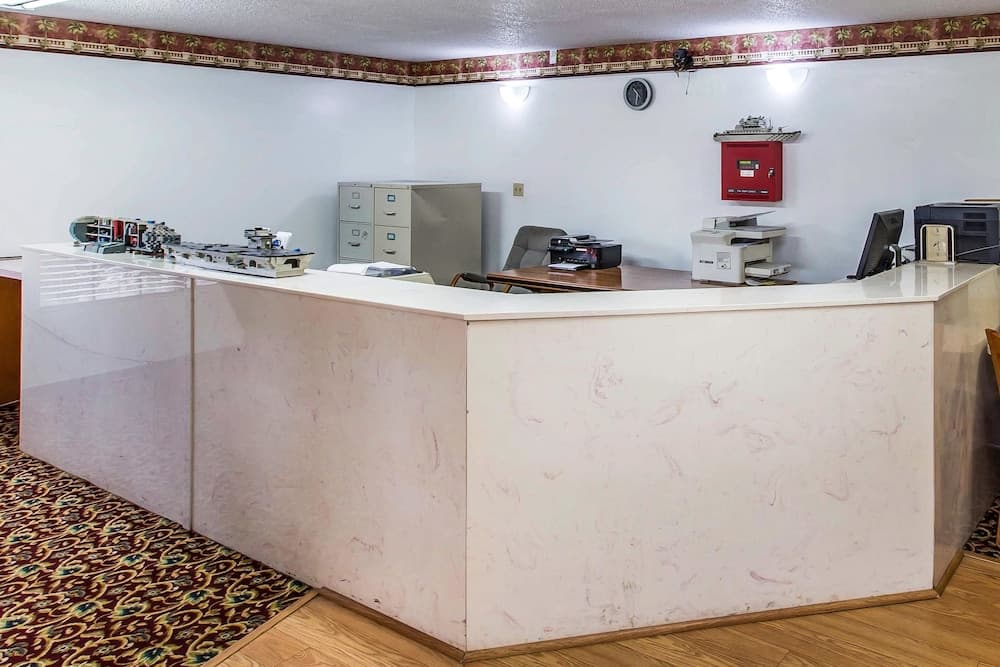 Econo Lodge Inn & Suites
