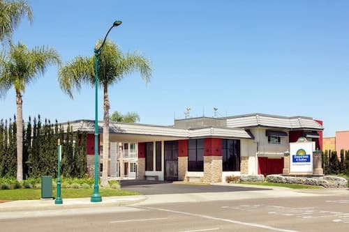 Days Inn & Suites by Wyndham Anaheim At Disneyland Park