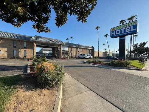 Palm Inn Hotel near Tyler Mall Riverside
