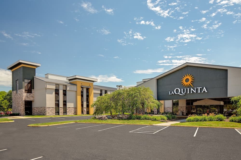La Quinta Inn & Suites by Wyndham Detroit Metro Airport
