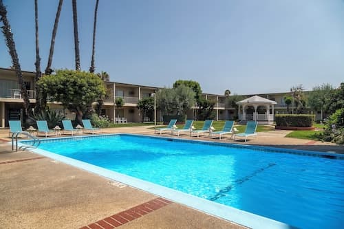 Golden Sails Hotel