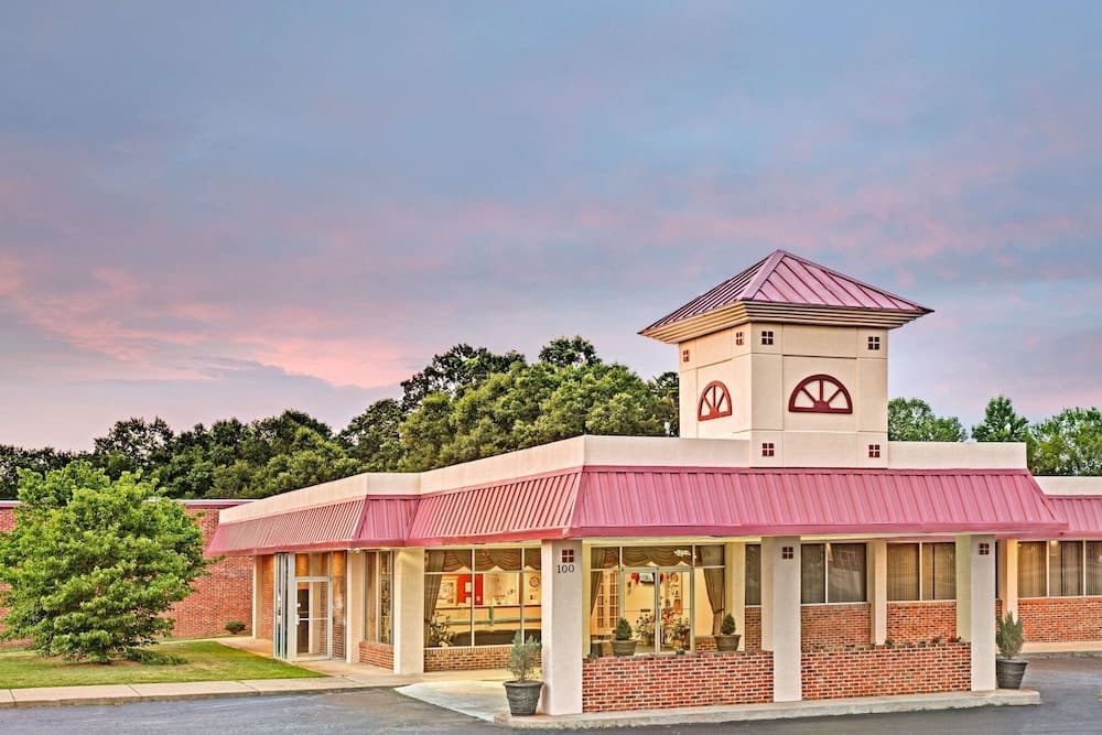 Super 8 by Wyndham Gaffney