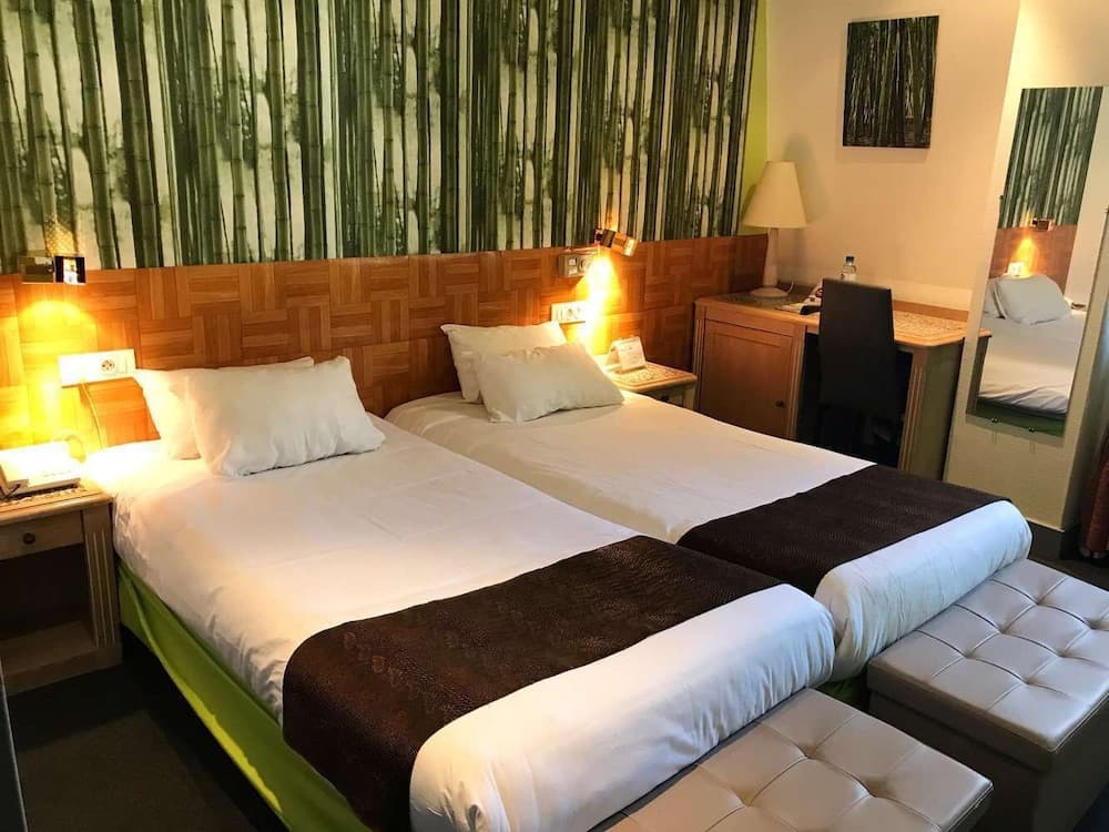 Brit Hotel Aux Sacres