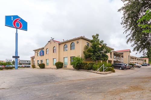 Motel 6 San Antonio, TX - Fiesta Trails