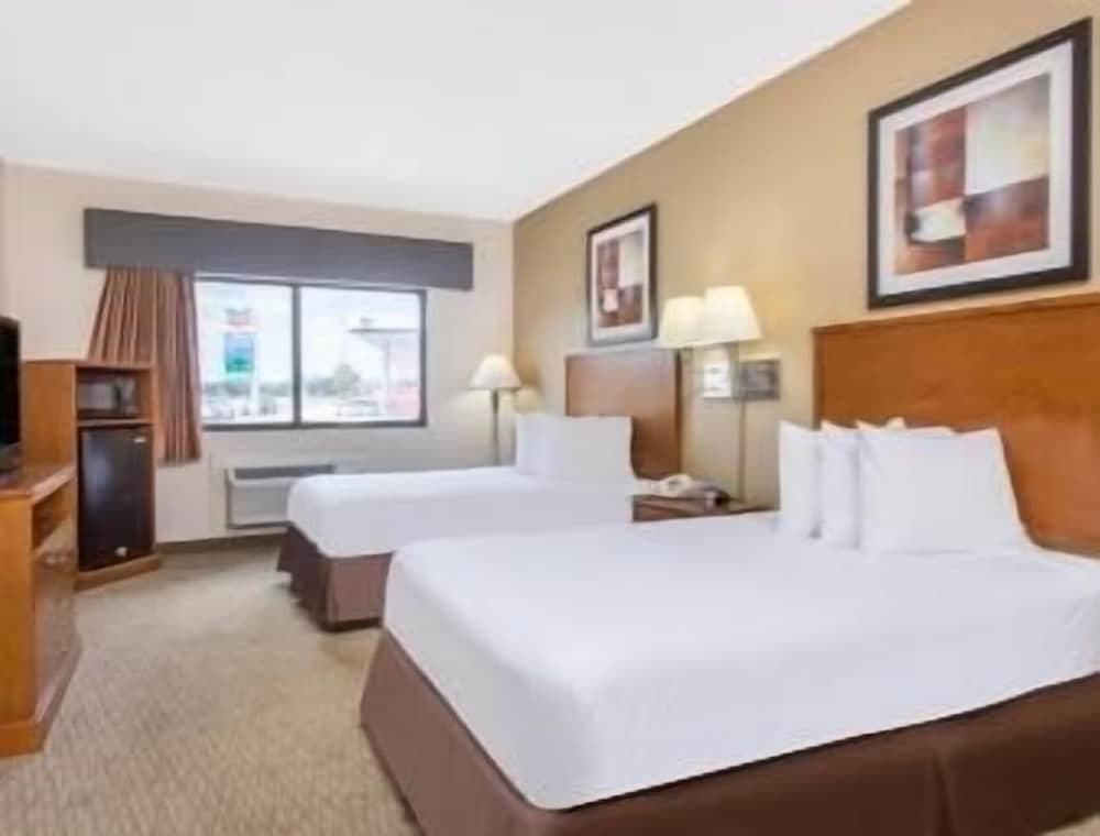 Days Inn By Wyndham Phenix City Near Fort Moore