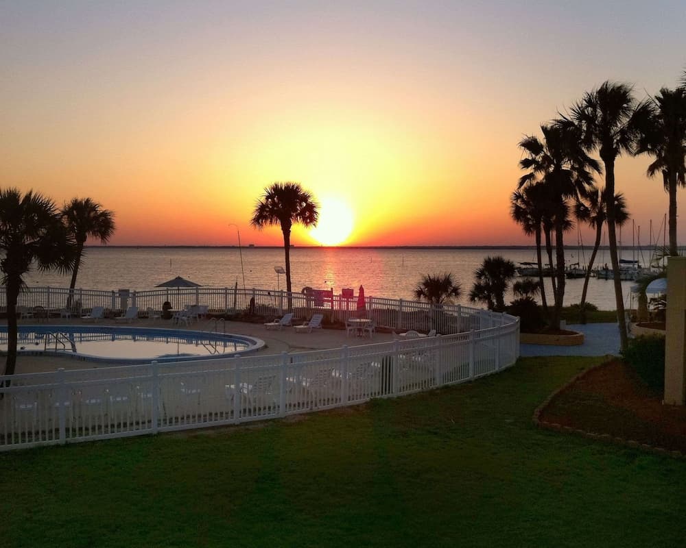 Quality Inn & Suites Gulf Breeze Bayside near Pensacola Beach
