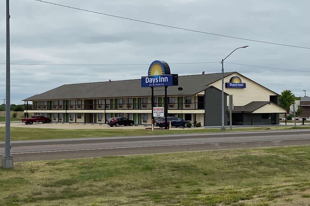 Days Inn by Wyndham Pratt