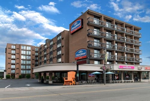 Howard Johnson Plaza by Wyndham by the Falls Niagara Falls