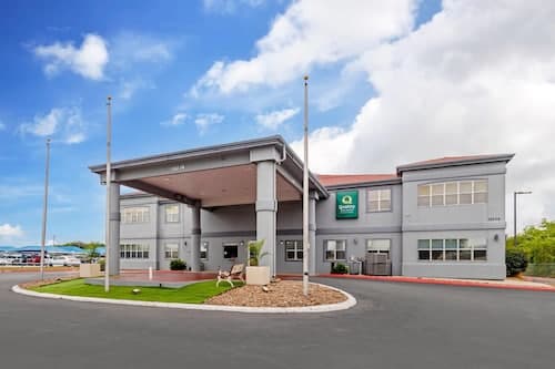 Quality Inn & Suites Near Six Flags and Medical Center