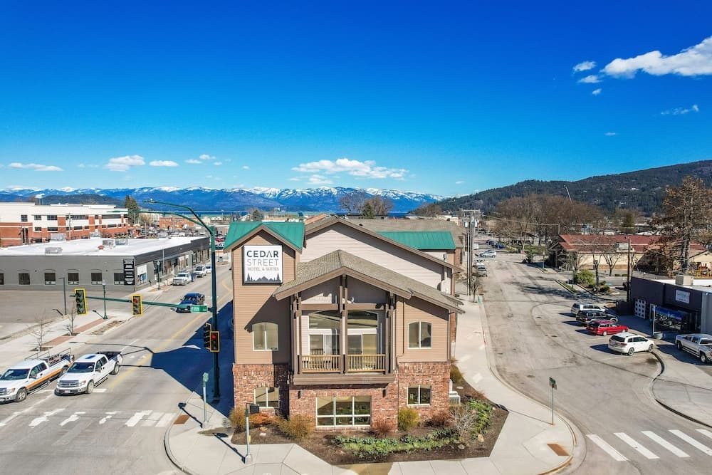 Cedar Street Hotel and Suites