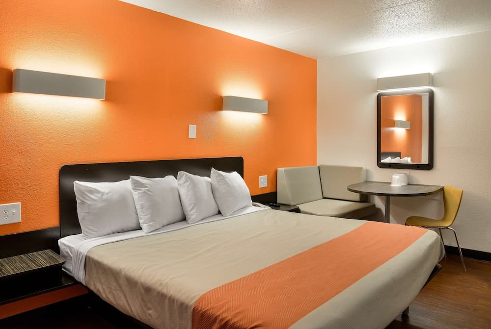 Motel 6 Toledo, OH