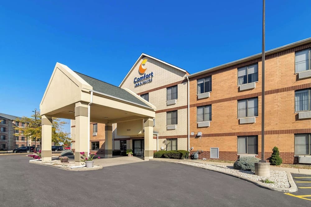 Comfort Inn & Suites near Tinley Park Amphitheater