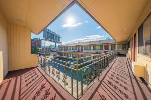 Broadway Inn