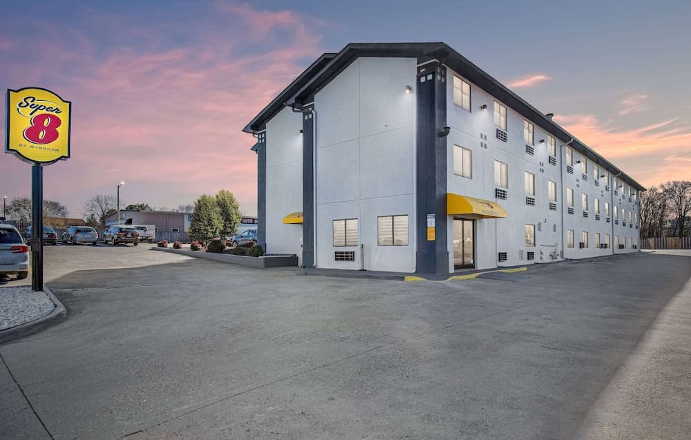 Super 8 by Wyndham Johnson City