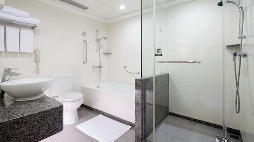Holiday Inn Riverside Wuhan by IHG