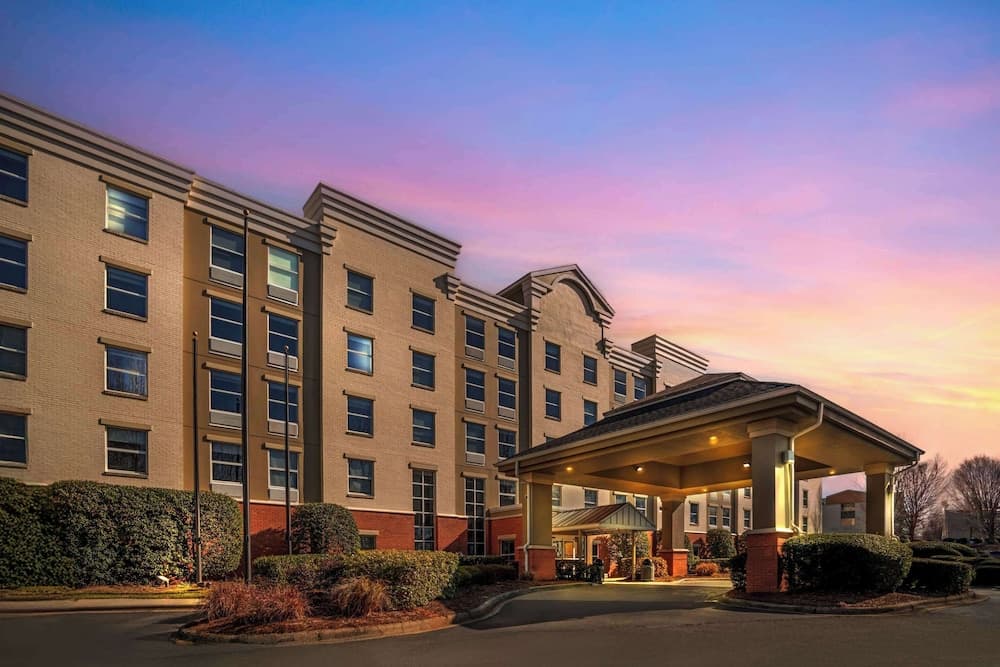 Comfort Suites near Birkdale Village- Huntersville