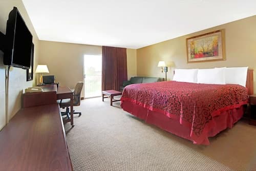 Days Inn and Suites by Wyndham St. Louis/Westport Plaza