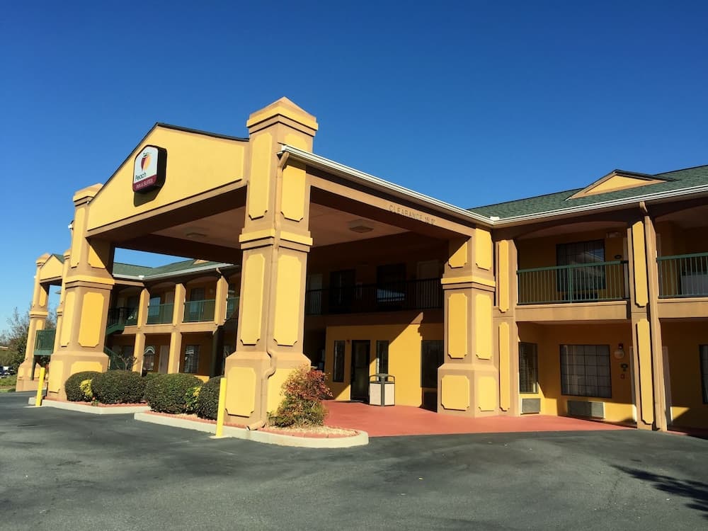Peach State Inn & Suites