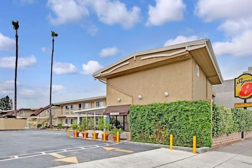 Super 8 by Wyndham Los Angeles-Culver City Area