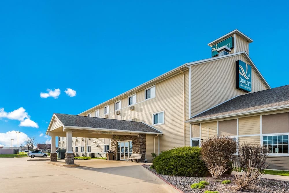 Quality Inn & Suites Eldridge Davenport North