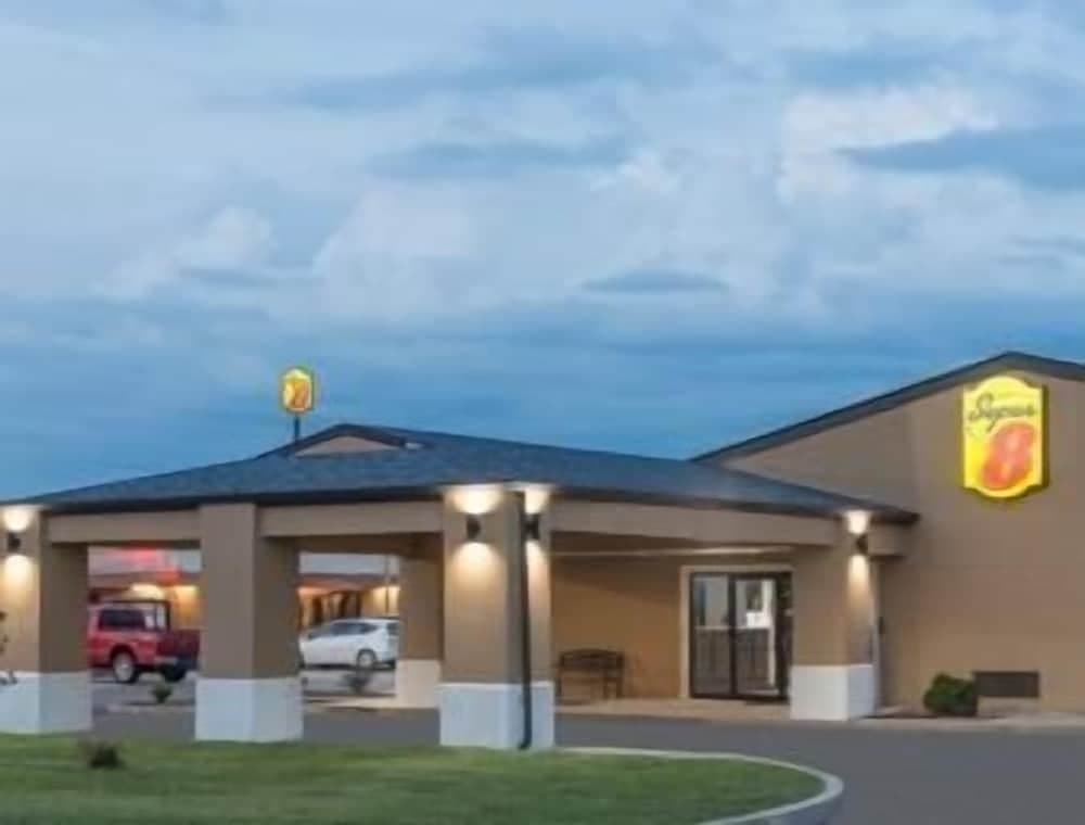 Super 8 by Wyndham Charleston/Sikeston East MO