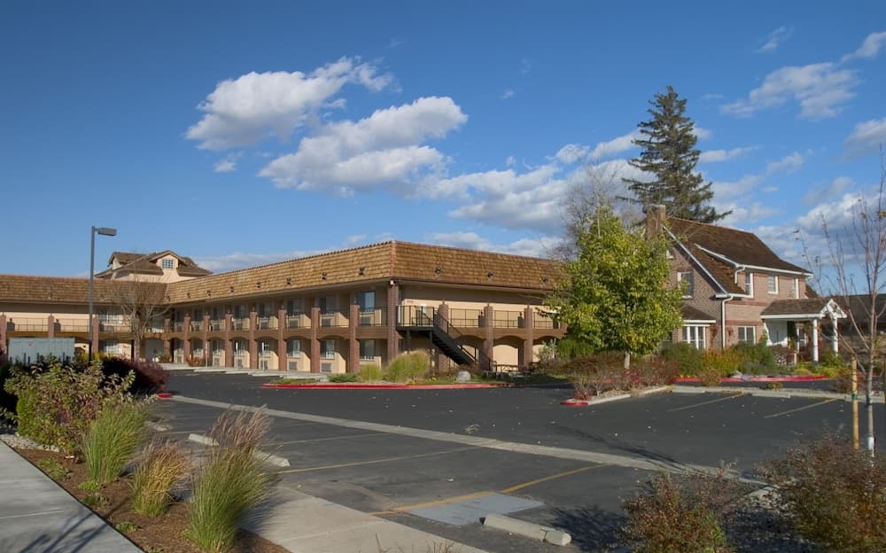Carson Valley Motor Lodge & Suites