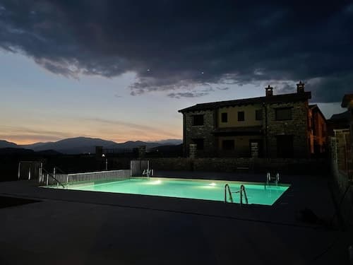 Casas Pirineo Aínsa: Pool & Garden