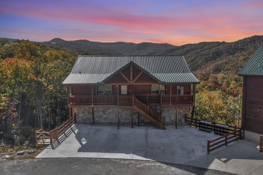 Splash Of Gatlinburg 6 Bedroom Cabin by RedAwning