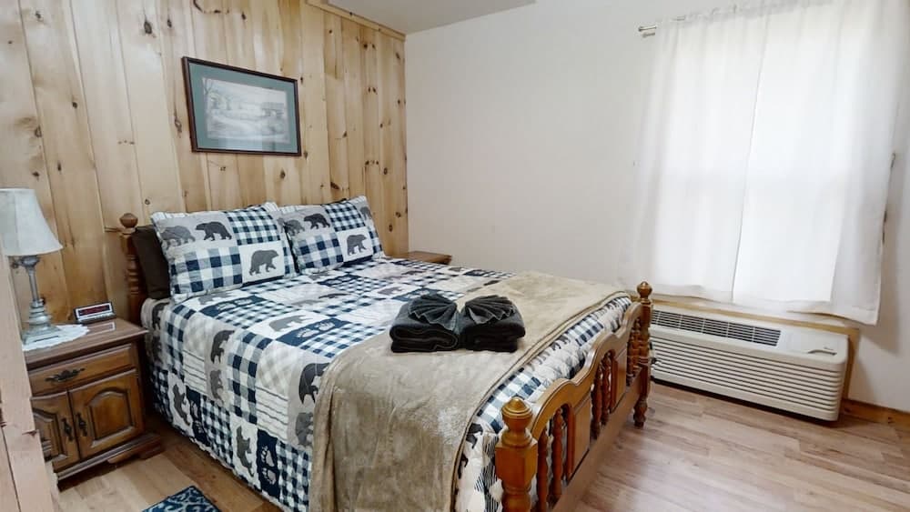 Tranquil Valley Retreat 1 Bedroom Cabin by RedAwning
