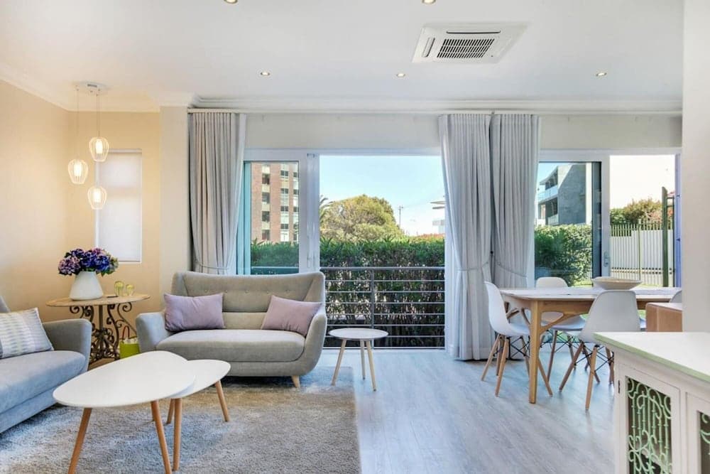 Stylish 2 Bedroom Apartment in Camps Bay Asilvertide