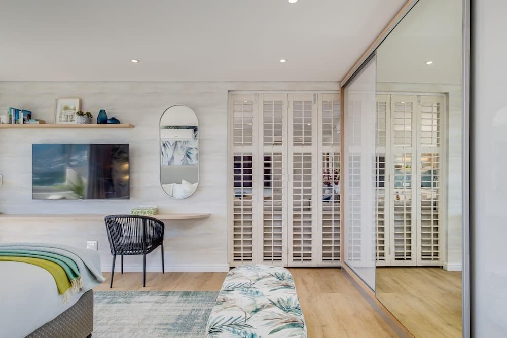 Exquisite Apartment in Mouille Point Near Golf Course Serenity