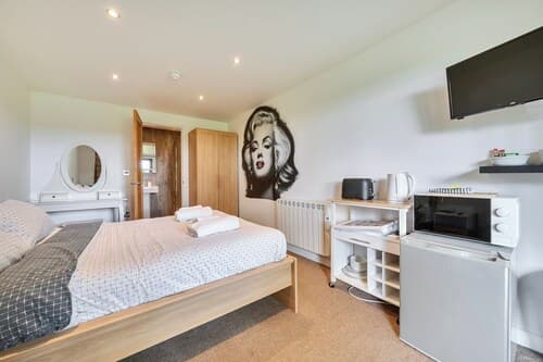 Relaxing Room With Ensuite Rutland Point